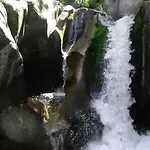 安布洛兹山谷旅游旅舍 *